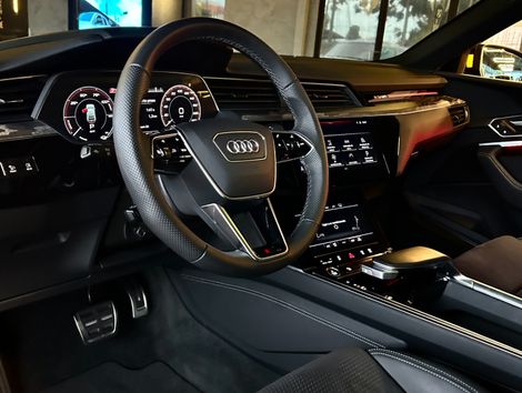 Audi Q8 E-TRON Sportb. Perf. Black (Elétrico)