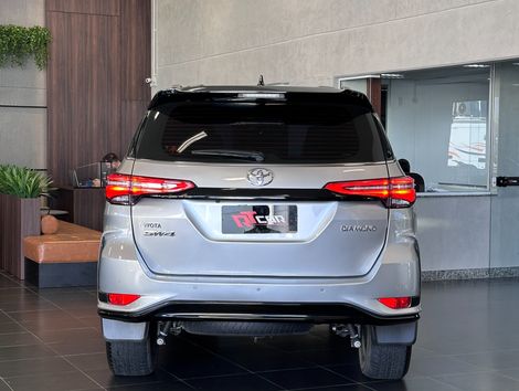 Toyota Hilux SW4 Diamond 2.8 TB 4x4 Die. Aut.