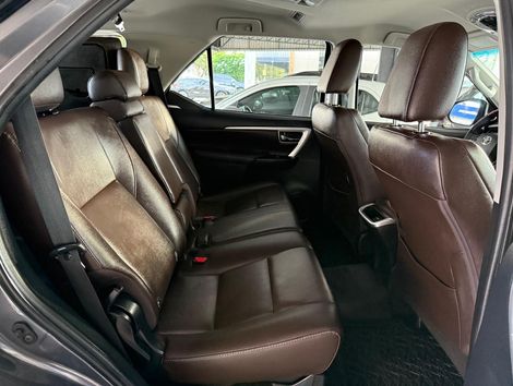 Toyota Hilux SW4 SRX 4x4 2.8 TDI 16V Dies. Aut.