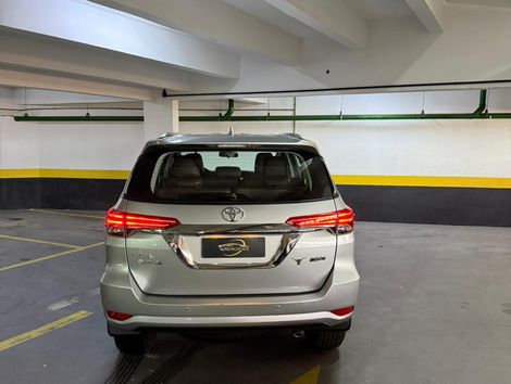 Toyota Hilux SW4 SR 4x2 2.7/ 2.7 Flex 16V Aut.