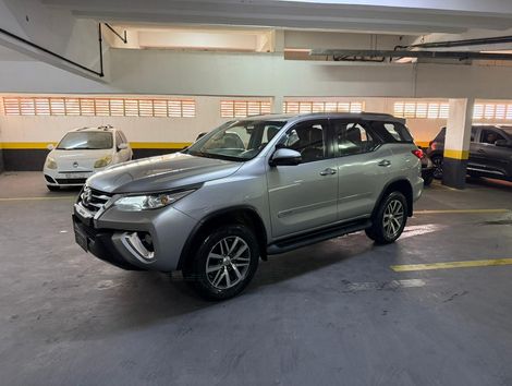 Toyota Hilux SW4 SR 4x2 2.7/ 2.7 Flex 16V Aut.