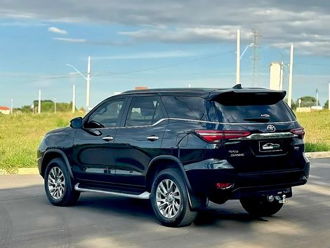 Toyota Hilux SW4 SRX 4x4 2.8 TDI 16V Dies. Aut.