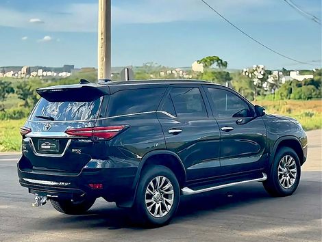 Toyota Hilux SW4 SRX 4x4 2.8 TDI 16V Dies. Aut.