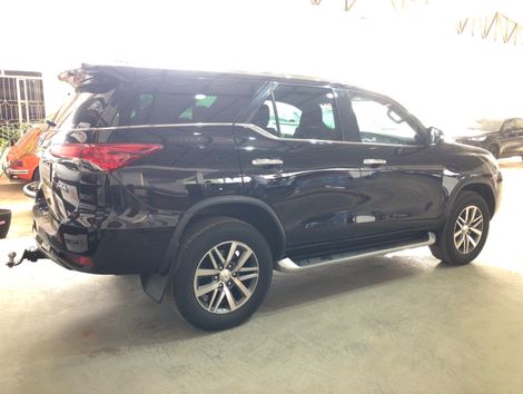 Toyota Hilux SW4 SRX 4x4 2.8 TDI 16V Dies. Aut.