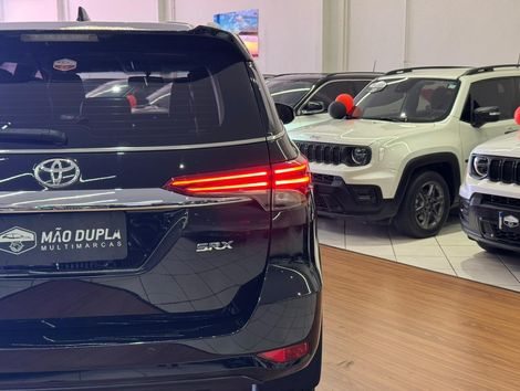 Toyota Hilux SW4 SRX 4x4 2.8 TDI 16V Dies. Aut.