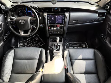 Toyota Hilux SW4 SRX 4x4 2.8 TDI 16V Dies. Aut.