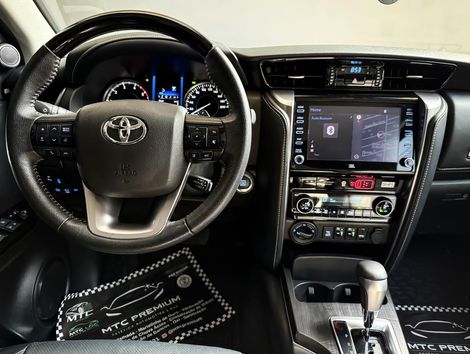 Toyota Hilux SW4 SRX 4x4 2.8 TDI 16V Dies. Aut.