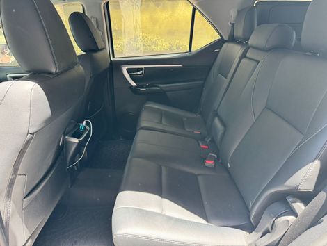 Toyota Hilux SW4 SRX 4x4 2.8 TDI 16V Dies. Aut.