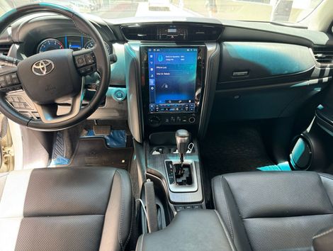 Toyota Hilux SW4 SRX 4x4 2.8 TDI 16V Dies. Aut.