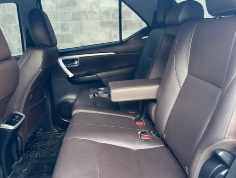 Toyota Hilux SW4 SRX 4x4 2.8 TDI 16V Dies. Aut.