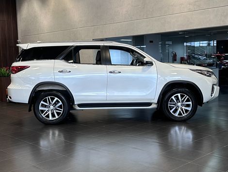 Toyota Hilux SW4 SRX 4x4 2.8 TDI 16V Dies. Aut.