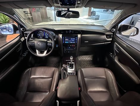 Toyota Hilux SW4 SRX 4x4 2.8 TDI 16V Dies. Aut.