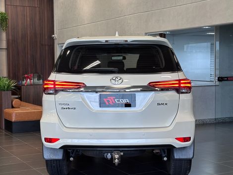 Toyota Hilux SW4 SRX 4x4 2.8 TDI 16V Dies. Aut.