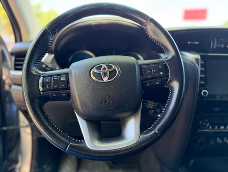 Toyota Hilux SW4 SRX 4x4 2.8 TDI 16V Dies. Aut.