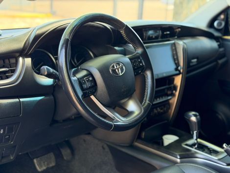 Toyota Hilux SW4 SRX 4x4 2.8 TDI 16V Dies. Aut.