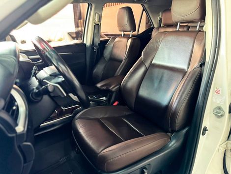 Toyota Hilux SW4 SRX 4x4 2.8 TDI 16V Dies. Aut.