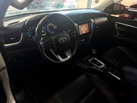 Toyota Hilux SW4 SRX 4x4 2.8 TDI 16V Dies. Aut.