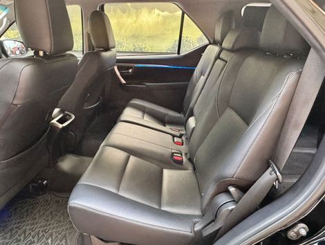 Toyota Hilux SW4 SRX 4x4 2.8 TDI 16V Dies. Aut.