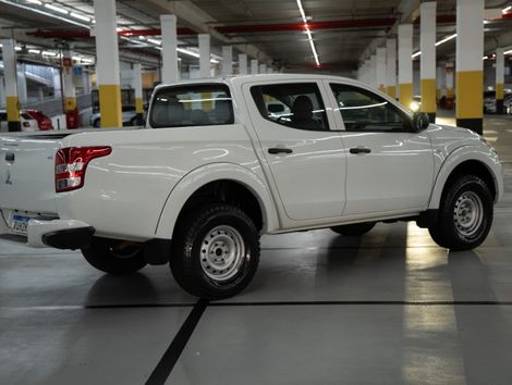 Mitsubishi L200 Tri. Outd. GLX 2.4 CD 4x4 Die. Mec.