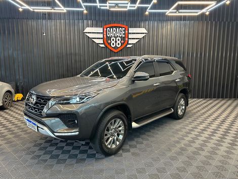 Toyota Hilux SW4 SRX 4x4 2.8 TDI 16V Dies. Aut.