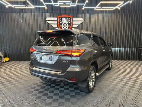 Toyota Hilux SW4 SRX 4x4 2.8 TDI 16V Dies. Aut.