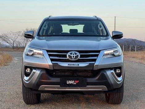 Toyota Hilux SW4 SRX 4x4 2.8 TDI 16V Dies. Aut.