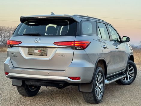 Toyota Hilux SW4 SRX 4x4 2.8 TDI 16V Dies. Aut.