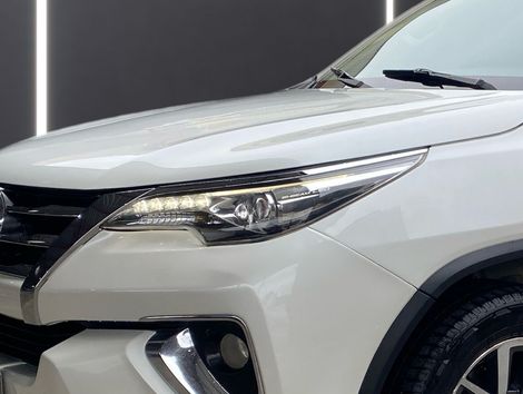 Toyota Hilux SW4 SRX 4x4 2.8 TDI 16V Dies. Aut.