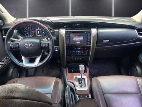 Toyota Hilux SW4 SRX 4x4 2.8 TDI 16V Dies. Aut.