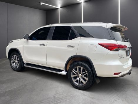 Toyota Hilux SW4 SRX 4x4 2.8 TDI 16V Dies. Aut.