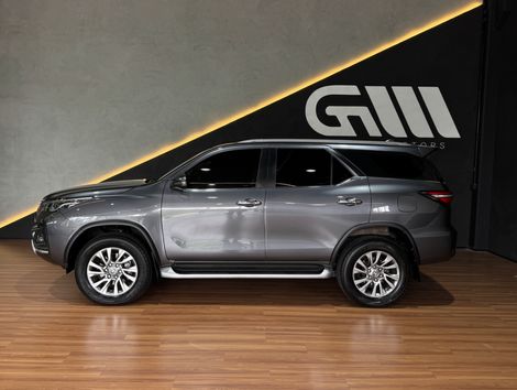 Toyota Hilux SW4 SRX 4x4 2.8 TDI 16V Dies. Aut.