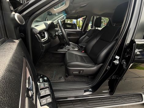 Toyota Hilux SW4 SRX 4x4 2.8 TDI 16V Dies. Aut.