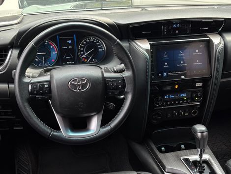 Toyota Hilux SW4 SRX 4x4 2.8 TDI 16V Dies. Aut.