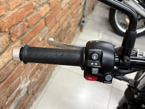 TRIUMPH STREET  TWIN 900cc