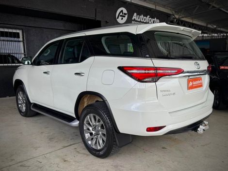 Toyota Hilux SW4 SRX 4x4 2.8 TDI 16V Dies. Aut.