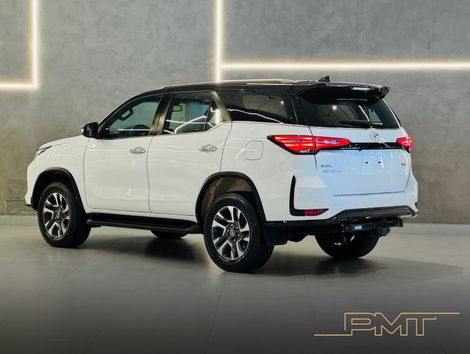 Toyota Hilux SW4 Diamond 2.8 TB 4x4 Die. Aut.