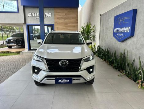 Toyota Hilux SW4 SRX 4x4 2.8 TDI 16V Dies. Aut.