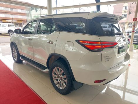 Toyota Hilux SW4 SRX 4x4 2.8 TDI 16V Dies. Aut.