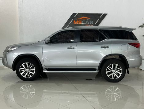 Toyota Hilux SW4 SRX 4x4 2.8 TDI 16V Dies. Aut.