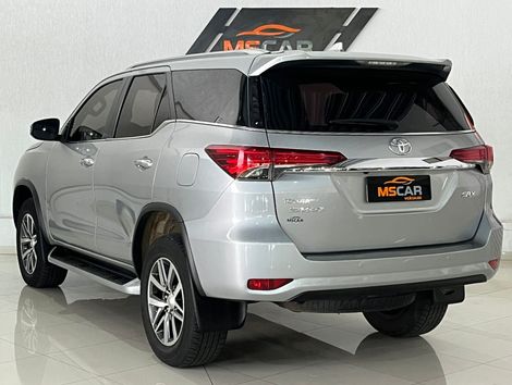 Toyota Hilux SW4 SRX 4x4 2.8 TDI 16V Dies. Aut.