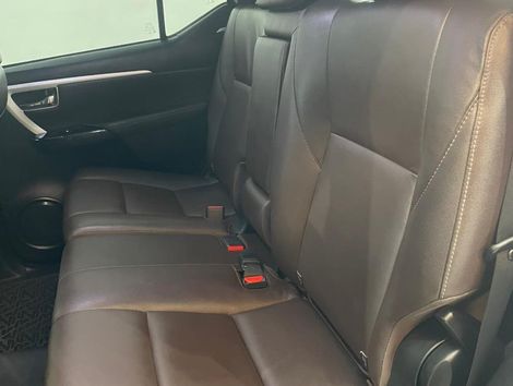 Toyota Hilux SW4 SRX 4x4 2.8 TDI 16V Dies. Aut.