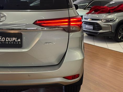 Toyota Hilux SW4 SRX 4x4 2.8 TDI 16V Dies. Aut.