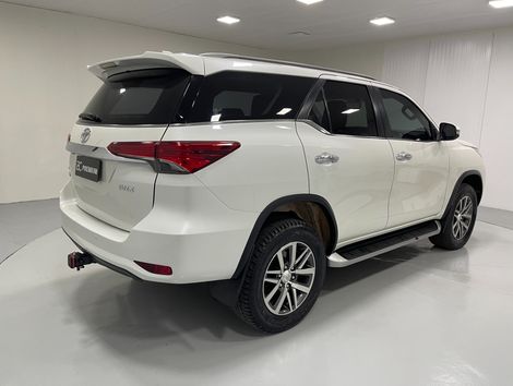 Toyota Hilux SW4 SRX 4x4 2.8 TDI 16V Dies. Aut.