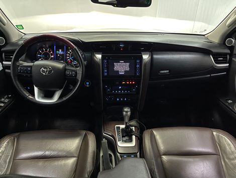 Toyota Hilux SW4 SRX 4x4 2.8 TDI 16V Dies. Aut.