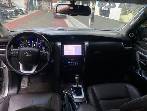 Toyota Hilux SW4 SRX 4x4 2.8 TDI 16V Dies. Aut.