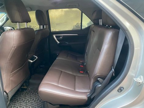 Toyota Hilux SW4 SRX 4x4 2.8 TDI 16V Dies. Aut.