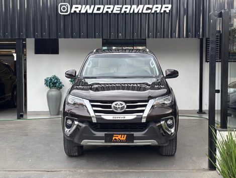 Toyota Hilux SW4 SRX Diamo. 4x4 2.8 TB Die Aut.