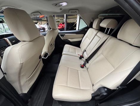 Toyota Hilux SW4 SRX Diamo. 4x4 2.8 TB Die Aut.