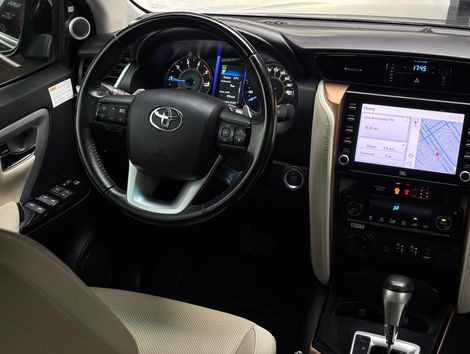 Toyota Hilux SW4 SRX Diamo. 4x4 2.8 TB Die Aut.