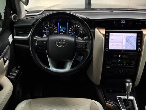 Toyota Hilux SW4 SRX Diamo. 4x4 2.8 TB Die Aut.